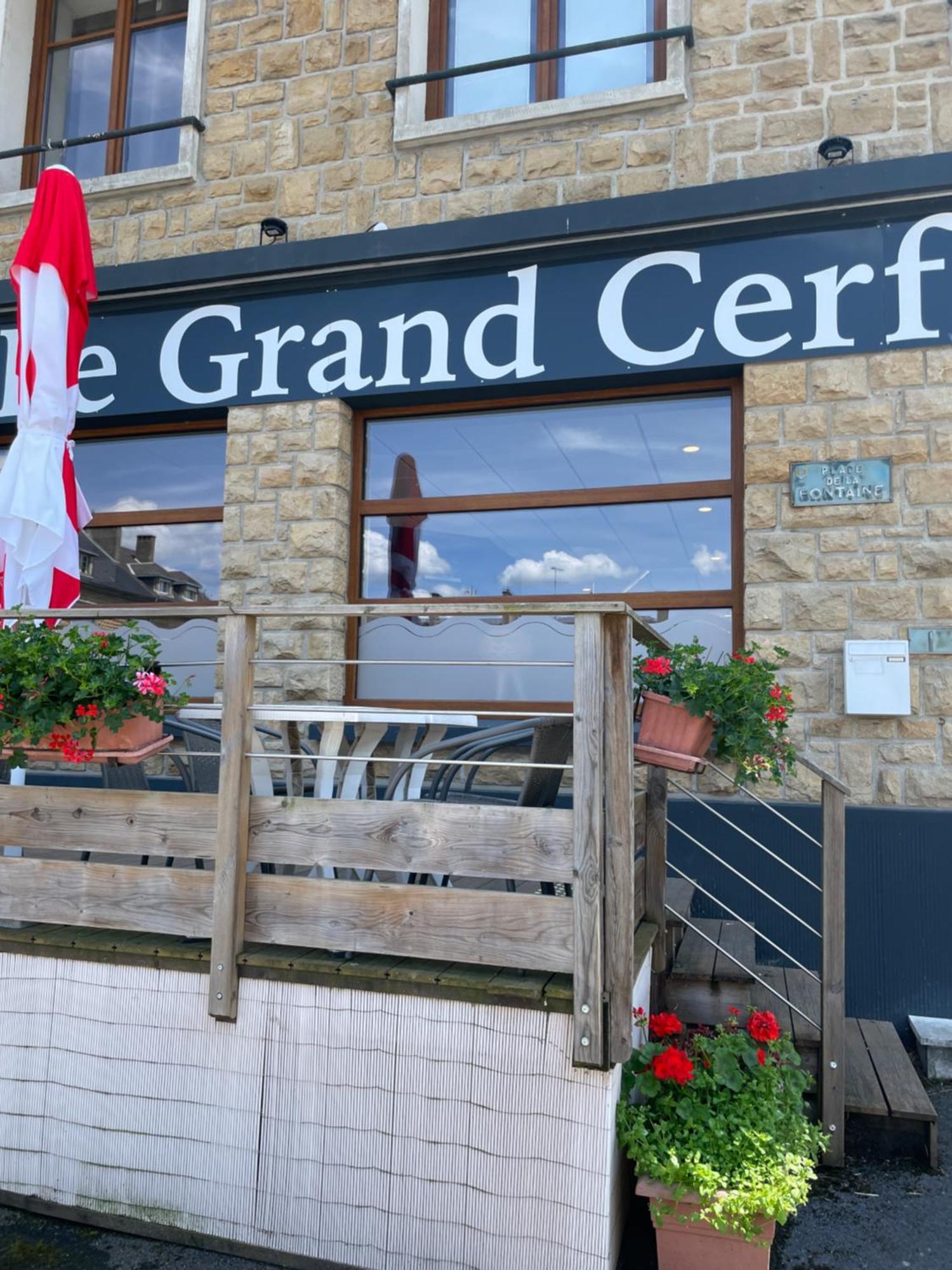 Le Grand Cerf Hotel Carignan Eksteriør billede
